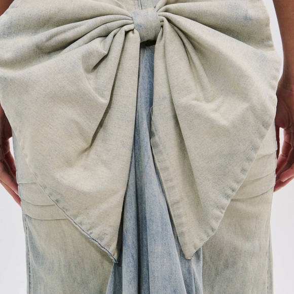AKIRA Light Wash Oh the Drama Back Bow Denim Maxi Skirt with Train Size 1X - Picture 2 of 5